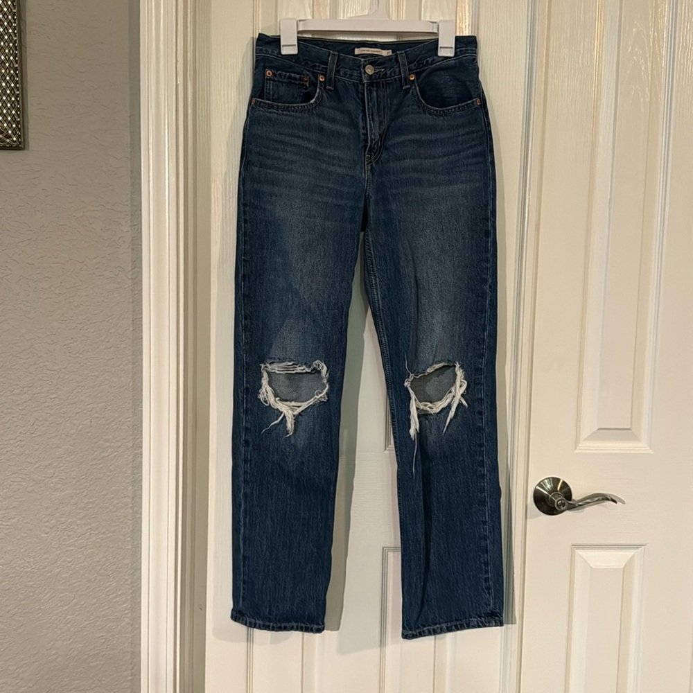 Women’s Levi’s Low Pro Straight Size 27 Used but in good condition.